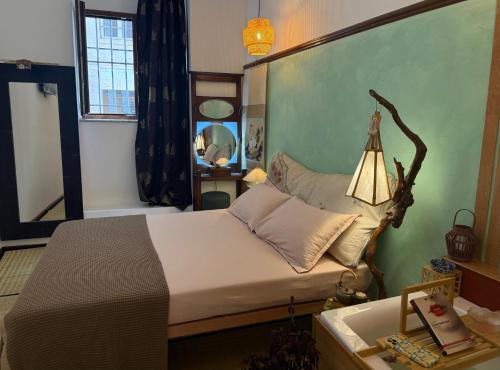 una camera con un grande letto e una lampada di Midorigami Jacuzzi suite Spanish Steps apt a Roma