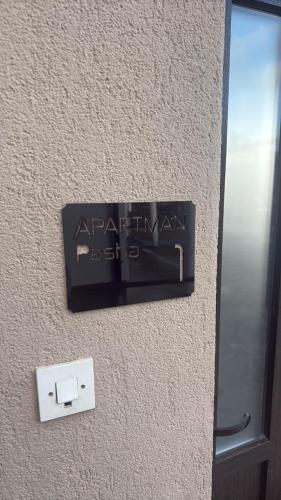 a sign on the side of a wall next to a mirror at Pasha Vlašić in Šišava