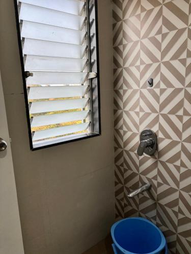 Koupelna v ubytování 2bhk in mumbai spacious
