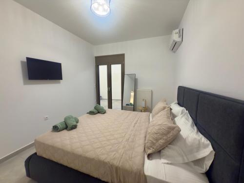 een slaapkamer met een bed met twee knuffels erop bij Asklepion Retreat in Kos-stad