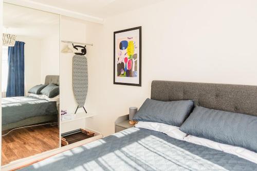 un dormitorio con una cama y un espejo en 2 Bedroom Apartment Denton, en Mánchester