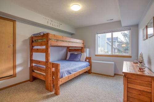 ein Schlafzimmer mit Etagenbett und Schreibtisch in der Unterkunft Cape View Escape in Pacific City
