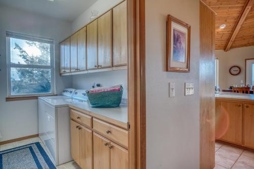 eine Küche mit Holzschränken und einer Arbeitsplatte in der Unterkunft Cape View Escape in Pacific City