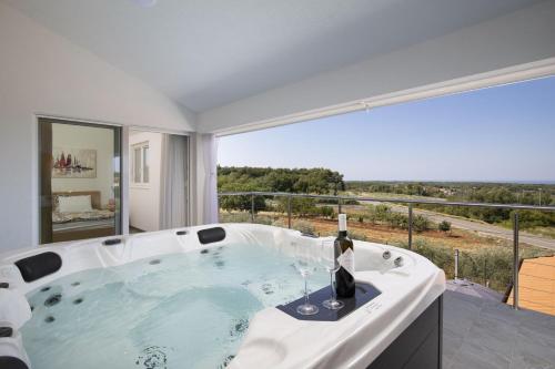 Foto de la galería de Villa Euphoria Mit Pool, Sauna Und Whirlpool en Višnjan