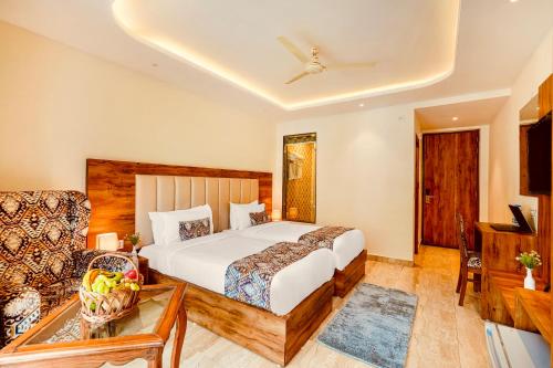 a hotel room with a bed and a couch at Hotel Classic Hills Bhagsunag Luxury Stay #Best Hotel in Mcleodganj #Mountain View Balcony Rooms #Spacious Parking #Prime Location in Dharamshala #Near Bhagsunag Waterfall #Top Selling Property in Mcleodganj in Dharmsala