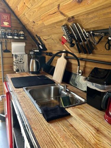 Dapur atau dapur kecil di Chalé aconchegante em madeira