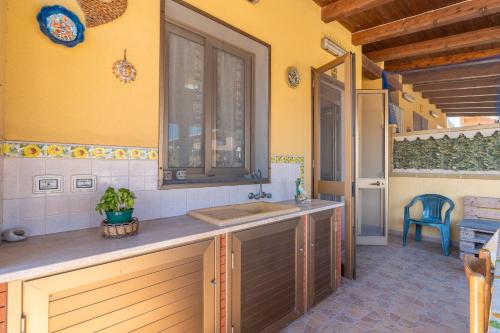 a kitchen with a sink and a counter top at Eco del Mare in Pachino
