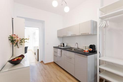 Central Renovated Apartment with AC & Free Parking