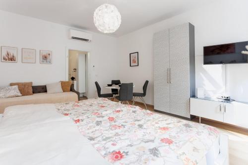 Central Renovated Apartment with AC & Free Parking
