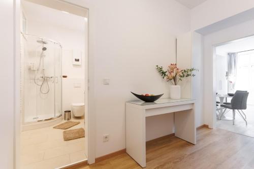 Central Renovated Apartment with AC & Free Parking