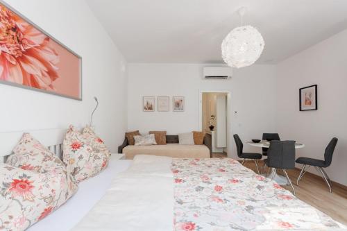 Central Renovated Apartment with AC & Free Parking