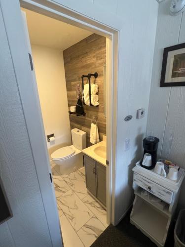 Ένα μπάνιο στο Profile Deluxe Motel