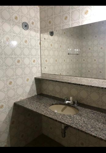 Bilik mandi di Transito Hotel