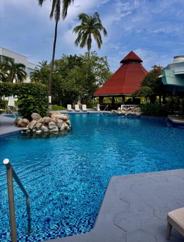 a large swimming pool in a resort at Departamento en Club Santiago - Camina a la playa! in Manzanillo