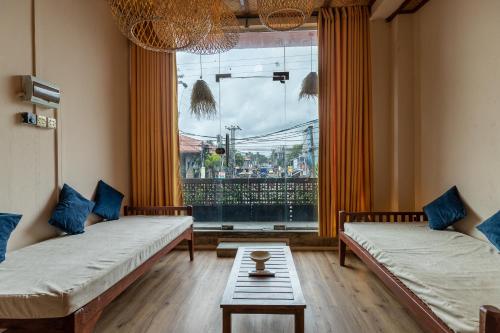 Dos camas en una habitación con una gran ventana. en Land of Joy, en Ahangama