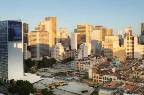Blick auf eine Stadt mit hohen Gebäuden in der Unterkunft 360 Centro Metrô Uruguaiana By SUHCasa in Rio de Janeiro