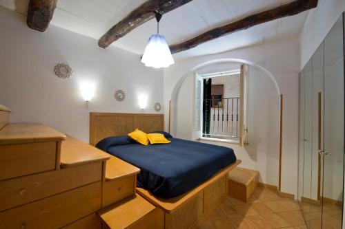 a bedroom with a blue bed with yellow pillows at Casa Ermelinda in Amalfi