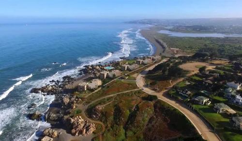 an aerial view of a beach and the ocean at Parcela de agrado en Rocas de santo domingo in Santo Domingo