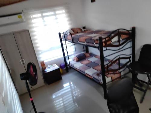 a room with two bunk beds and a window at Casa Familiar Vacacional Flandes in Flandes