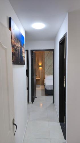 a hallway leading to a bedroom with a bed at Apartasuite en Cartago in Cartago