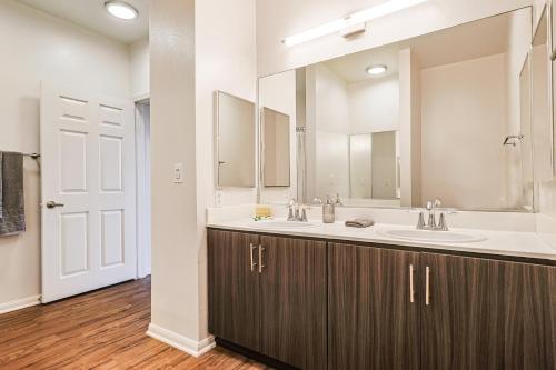 Big 3BD 2BA Apt with Pool and Gym near Venice Beach photo 4
