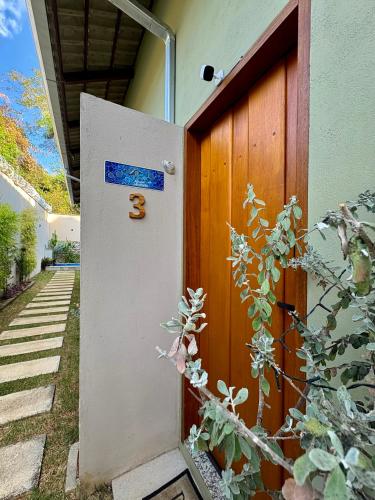 a wooden door with the number three on it at Loft Dreamtime - a 80 metros do Rio das Almas! in Pirenópolis