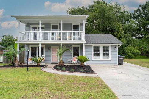 Coastal Haven 5 mins to Beach 15 mins to dtwn في تشارلستون: بيت ابيض مع بلكونه وساحه