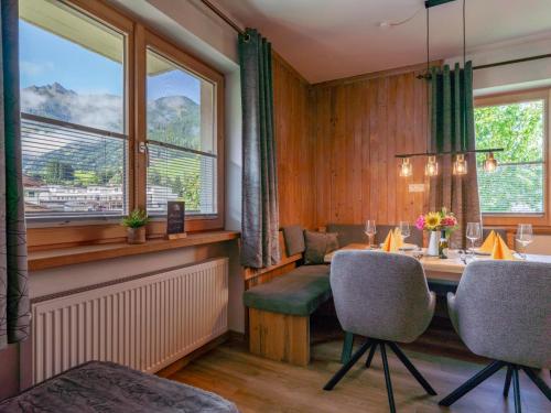 ein Esszimmer mit einem Tisch und einem Fenster in der Unterkunft Pihapper in Mittersill