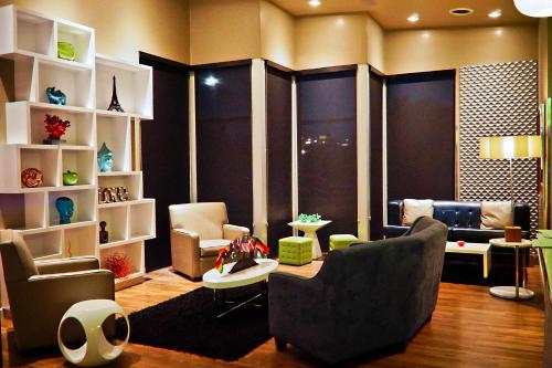Ein Sitzbereich in der Unterkunft Z Loft Extended Stay Hotel