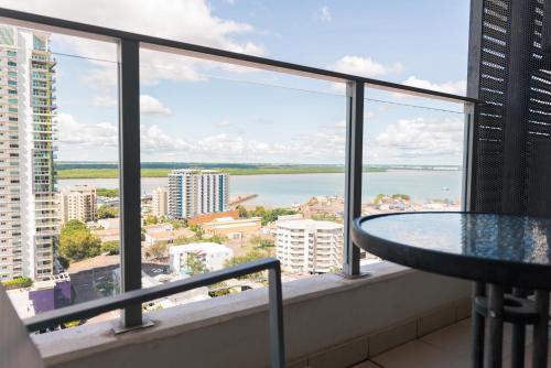 Darwin Harbour and City Views Apartmentsにあるバルコニーまたはテラス