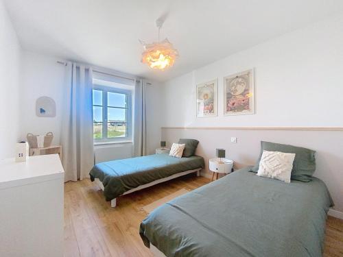 En eller flere senge i et værelse på Le gîte du Bois Robin - 2 bedroom house