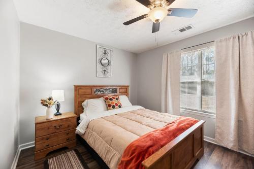 ハンプトンにあるSpacious 4 Bedroom 3 Bath House in Metro Atlantaのベッドと天井扇風機のある寝室