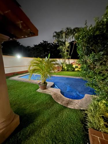 Κήπος έξω από το Casa La Cañada216 con Alberca Climatizada