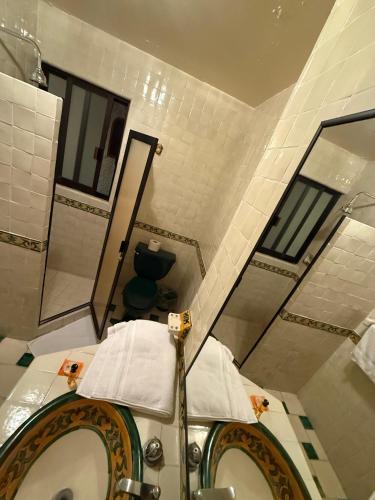 a bathroom with two sinks and a toilet in it at Casa La Cañada216 con Alberca Climatizada in Cuernavaca