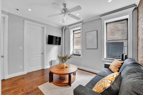 TV a/nebo společenská místnost v ubytování Stylish 3BR-2BA in Gramercy