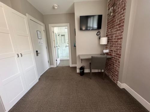 a hallway with a desk and a brick wall at Bexley Bed and Breakfast in Columbus