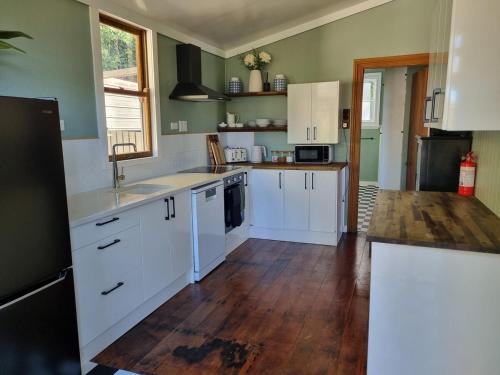 Dapur atau dapur kecil di Paradise Cottage Historical home