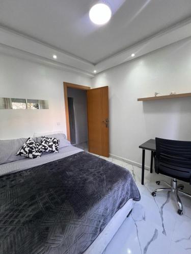 Ένα ή περισσότερα κρεβάτια σε δωμάτιο στο appartement coquette face à la forêt proche chu aéroport bas prix