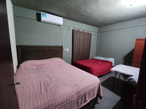 ein kleines Zimmer mit 2 Betten und einer Heizung in der Unterkunft Alojamiento S&R in Encarnación