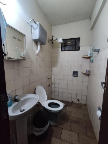 ein Badezimmer mit Toilette und Waschbecken in der Unterkunft Alojamiento S&R in Encarnación