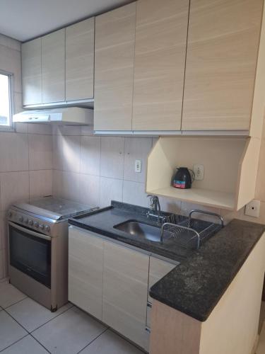 Kuchyň nebo kuchyňský kout v ubytování Apartamento Charmoso no térreo