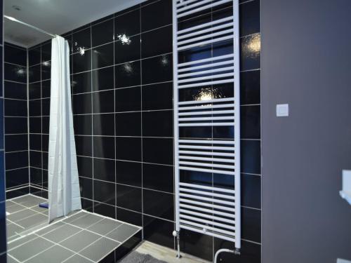Bilik mandi di Normandy Coastal Haven