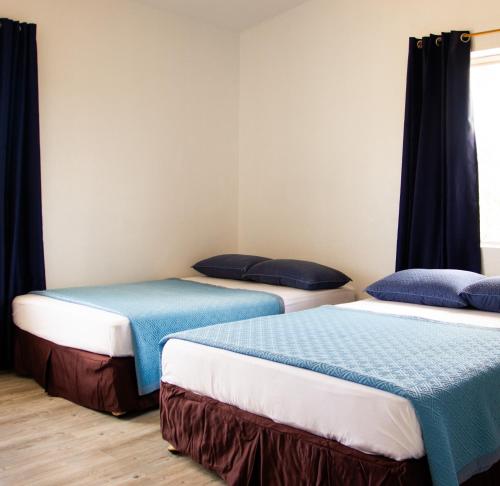 Llit o llits en una habitació de Tinian Island Haven