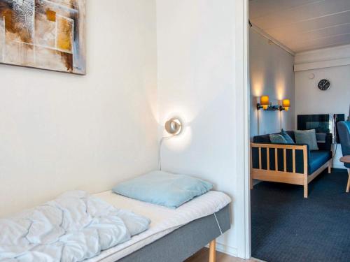 Un dormitorio con una cama y una sala de estar. en 5 person holiday home in Rømø-By Traum, en Sønderby