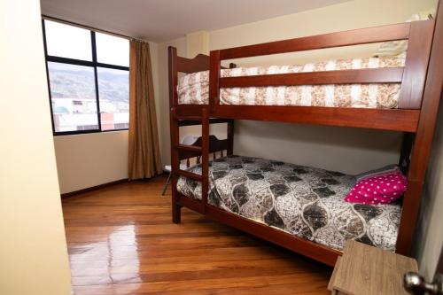 Katil atau katil-katil dalam bilik di Apartamento familiar en Ambato