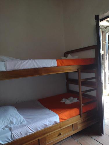 Ein Bett oder Betten in einem Zimmer der Unterkunft Luna Munay Hostel