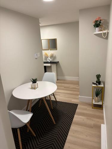 Dapur atau dapur kecil di Urban Oasis -Your Private Spotless Suite