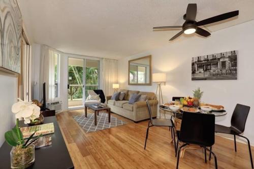 Χώρος καθιστικού στο Signature Residences at Maui Banyan, SALE