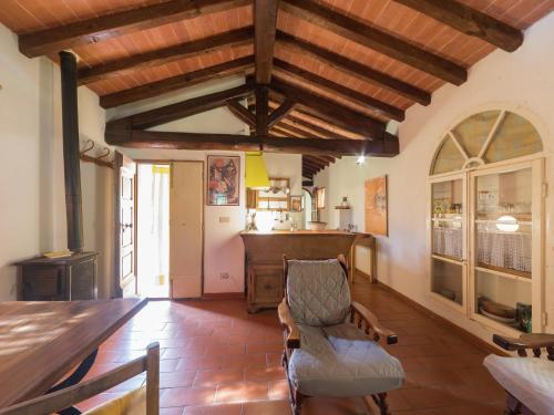 Una cocina o zona de cocina en Secluded Chalet with Pool