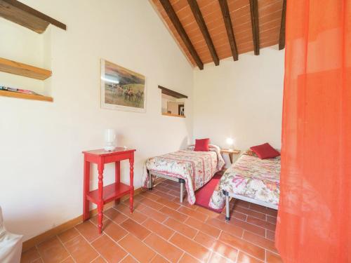 Cama o camas de una habitación en Secluded Chalet with Pool